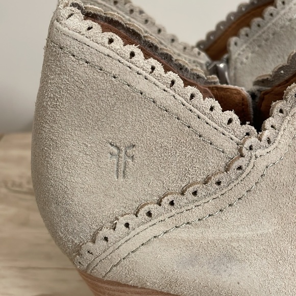 Frye Reed Scalloped Mid Heel Bootie NWOT - Picture 3 of 10